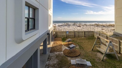 On the Beach, family friendly. Walking distances to shops & restaurants.