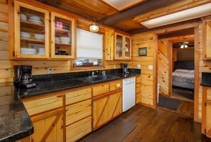 Fridge, microwave, oven, stovetop - Primrose Family Lodge (Sulphur)