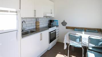 Kühlschrank, Herdplatte, Wasserkocher mit Kaffee-/Teezubehör