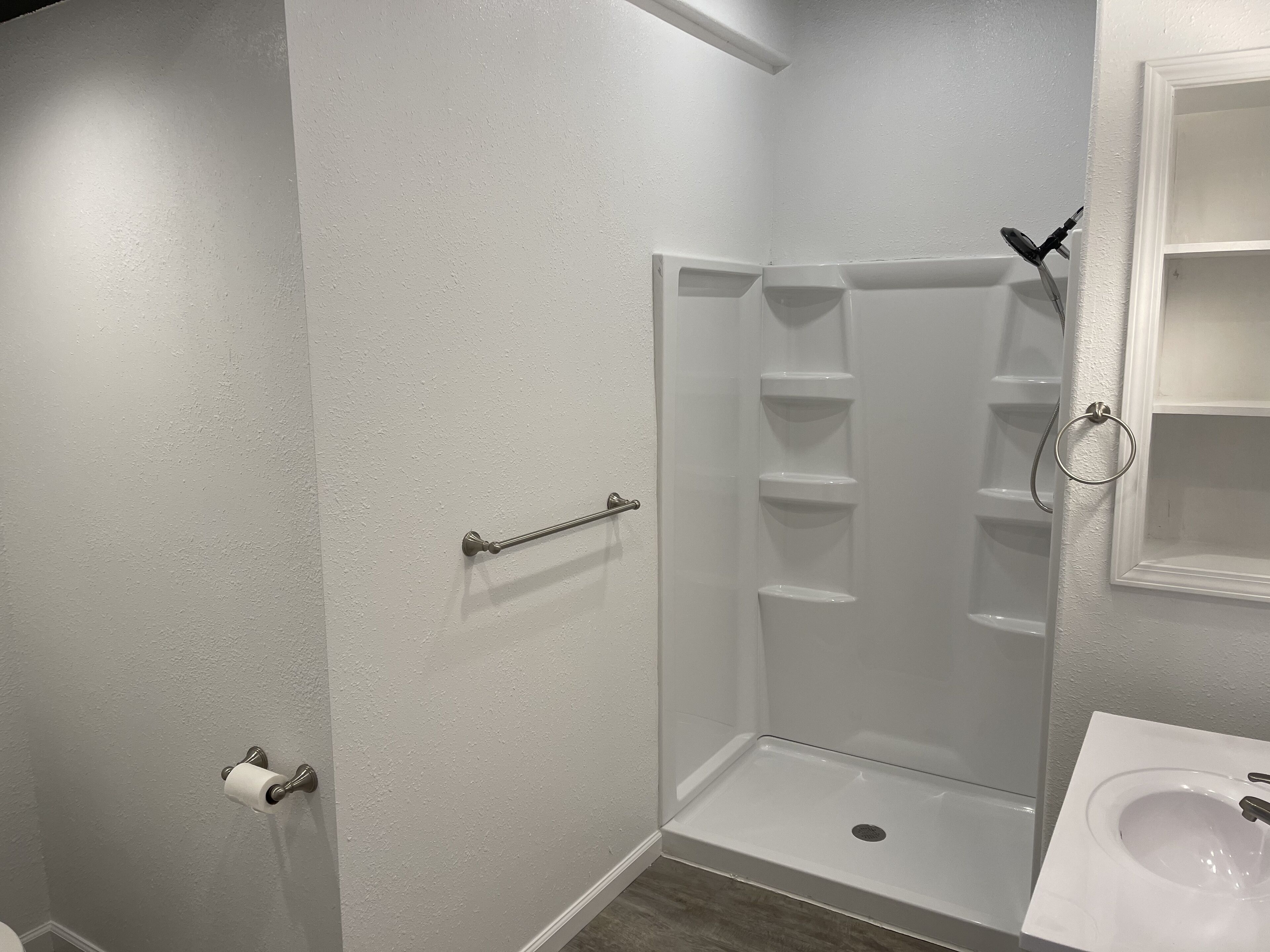 Douche, séchoir à cheveux, serviettes fournies, savon