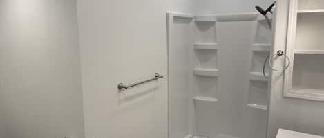Douche, séchoir à cheveux, serviettes fournies, savon