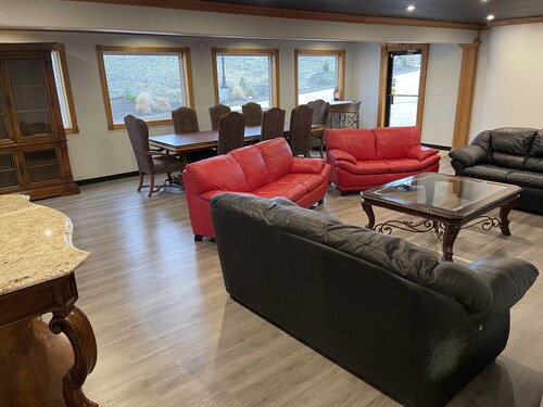 Roadhouse with 7 bedrooms, 5 bathrooms and two kitchens