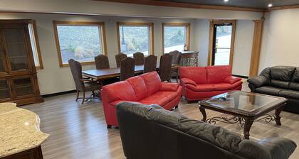 Roadhouse with 7 bedrooms, 5 bathrooms and two kitchens
