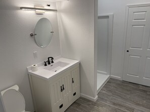 Een douche, een haardroger, handdoeken, zeep
