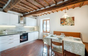 Réfrigérateur, four à micro-ondes, surface de cuisson, lave-vaisselle