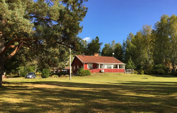 A red house with a white porch and a lawn in front. - 3 bedroom amazing home in Bergshamra (Bergshamra)