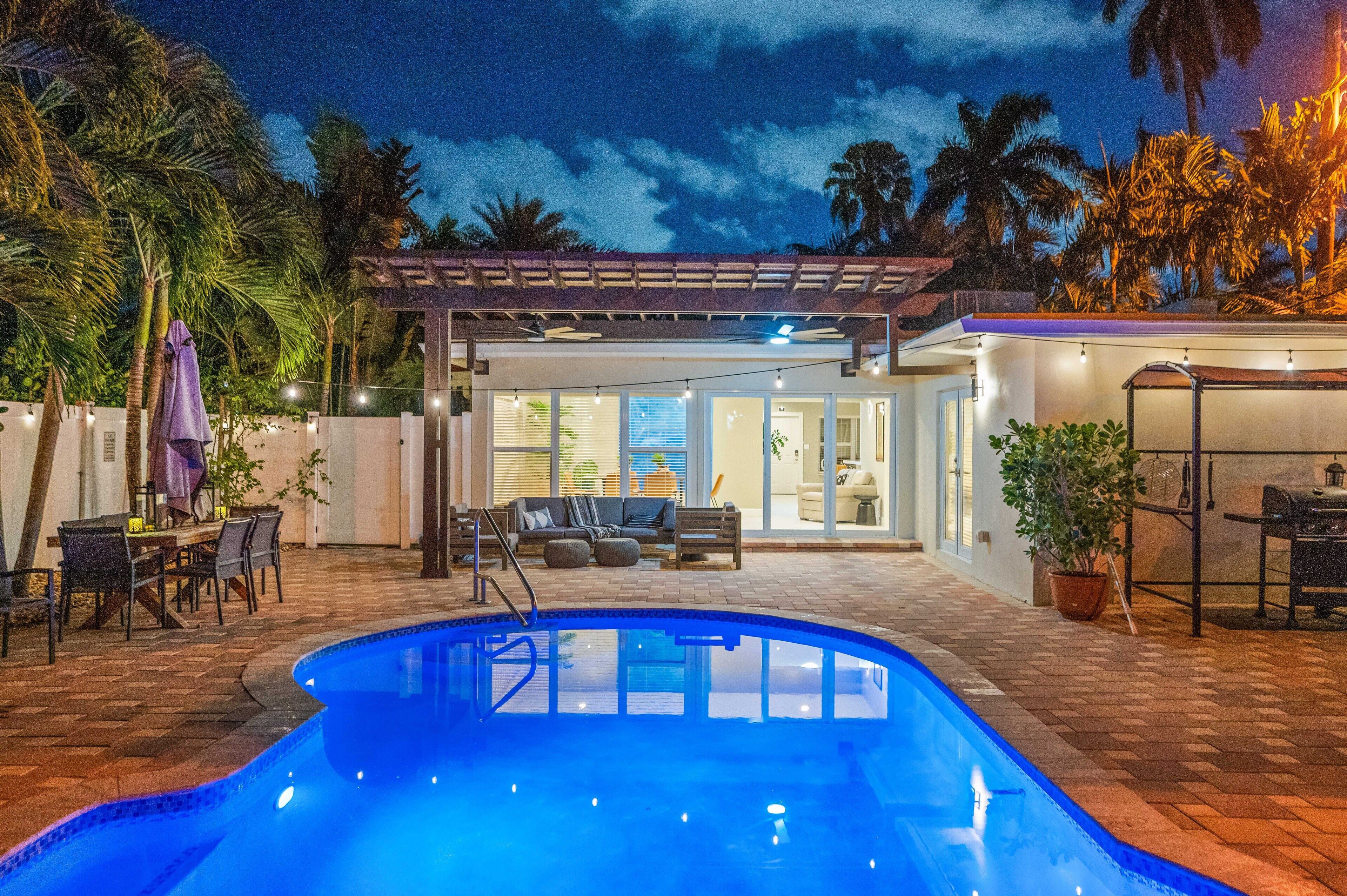Beach home w private heated pool, fast wifi