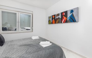 2 bedrooms, iron/ironing board, travel cot, free WiFi