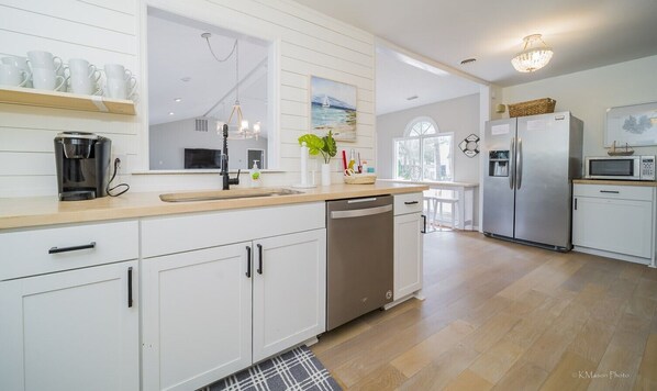 Microwave, oven, stovetop, dishwasher - Sleeps 18, Pet-friendly, 1 Block to Beach Access, GAMEROOM Firepit, Dbl. Master (Oak Island)