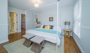 5 bedrooms, iron/ironing board, WiFi, bed sheets - Sleeps 18, Pet-friendly, 1 Block to Beach Access, GAMEROOM Firepit, Dbl. Master (Oak Island)