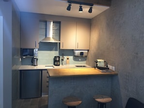 Kühlschrank, Mikrowelle, Geschirrspüler, Toaster