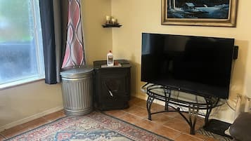 Een smart-tv, een open haard en boeken