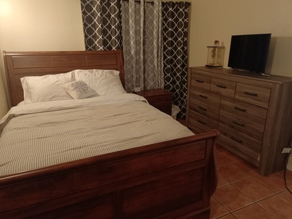2 habitaciones, tabla de planchar con plancha, cunas y wifi gratis 