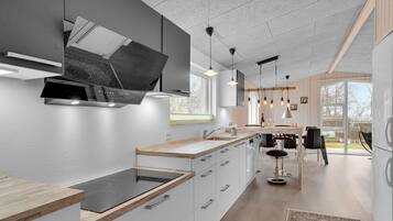 Réfrigérateur, four à micro-ondes, un four, surface de cuisson