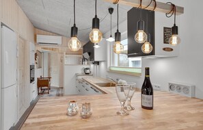 Jääkaappi, uuni, liesi, astianpesukone