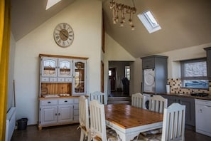 Dining - Dan’s Wee Cottage - Slieve Croob, Dromara (hot tub included in price) (Dromara)
