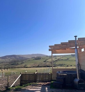 Outdoor spa tub - Dan’s Wee Cottage - Slieve Croob, Dromara (hot tub included in price) (Dromara)