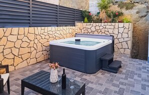 Outdoor spa tub - Lovely apartment in Podstrana with WiFi (Podstrana)