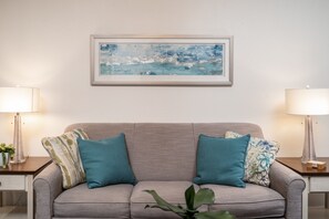 Smart TV - Bright & Spacious 2BR Retreat • King Suites • Pool Access + Ticket Savings (Branson)