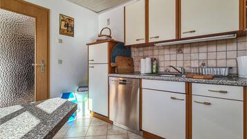 Kühlschrank, Herdplatte, Geschirrspüler