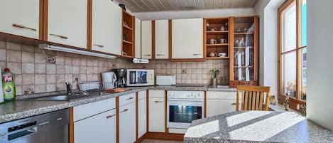 Réfrigérateur, plaque de cuisson, lave-vaisselle, cafetière/bouilloire