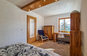 2 bedrooms, iron/ironing board, free WiFi