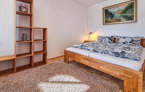 2 bedrooms, iron/ironing board, travel cot, free WiFi