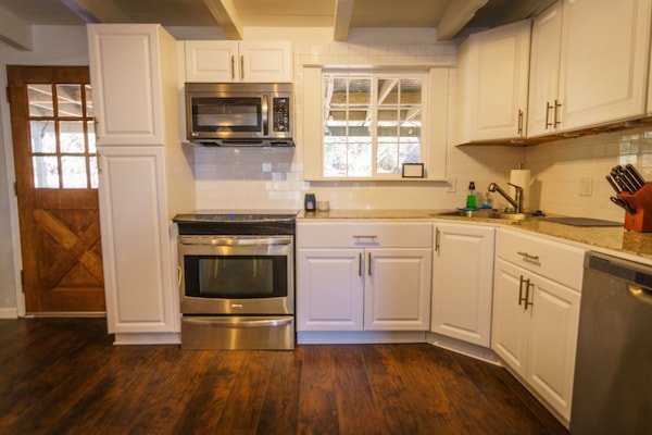 Een koelkast, een magnetron, een oven, een kookplaat