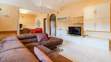 Fernseher, Kamin, Tischtennisplatte