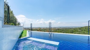 Ein Schwimmbecken mit Blick auf die Landschaft.