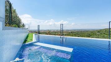 Piscina all'aperto, lettini