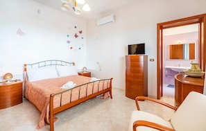 2 bedrooms, travel cot, free WiFi, bed sheets