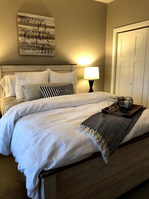 2 bedrooms, in-room safe, iron/ironing board, free WiFi - Modern clean 2BR/2BA condo with patio & grill, in the heart of Okoboji, IA. (Arnolds Park)