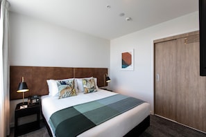 1 Schlafzimmer, hochwertige Bettwaren, Schreibtisch
