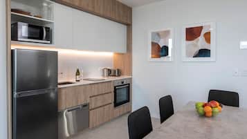 Apartamento, 2 quartos | Cozinha privada | Geladeira, micro-ondas, cooktop, lava-louças