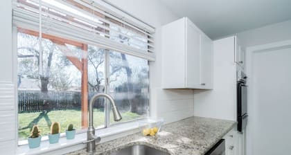 7 mi to DT✔house in 3B/2B✔2 king beds ❄shaded patio❤️pet friendly& garage park