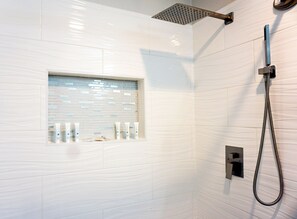 Combined shower/tub, hair dryer, bidet, towels