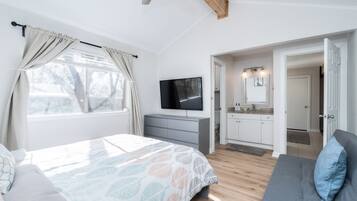 3 bedrooms, desk, iron/ironing board, free WiFi