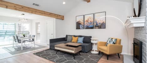 Smart-TV, Kamin, Bücher, Computerbildschirme