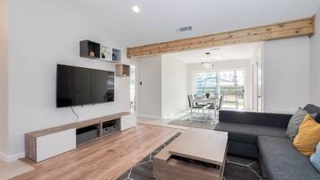 Smart TV, chimenea, libros y monitor de computadora