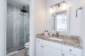 Combined shower/bathtub, hair dryer, bidet, towels