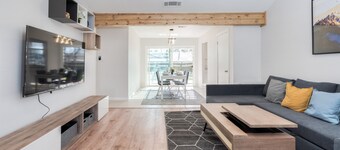 7 mi to DT✔house in 3B/2B✔2 king beds ❄shaded patio❤️pet friendly& garage park 