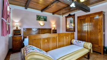 3 bedrooms, travel crib, free WiFi, bed sheets