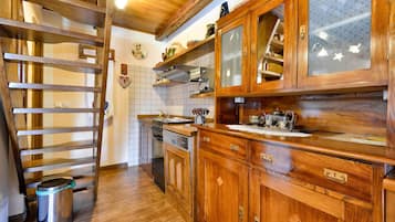 Frigorifero, forno, piano cottura, lavastoviglie