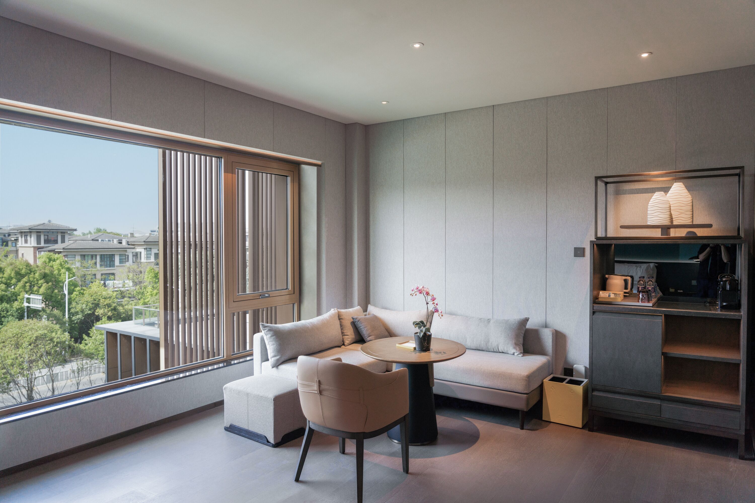 美荟豪华大床房 | 迷你吧、客房内保险箱、遮光窗帘、熨斗/熨板