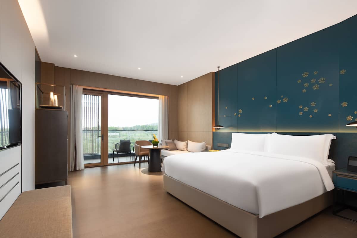 Mhub Balcony King Room | 1 bedroom, minibar, in-room safe, blackout drapes
