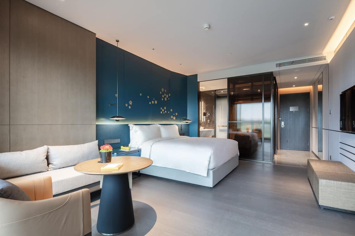 Mhub King Room | 1 bedroom, minibar, in-room safe, blackout drapes