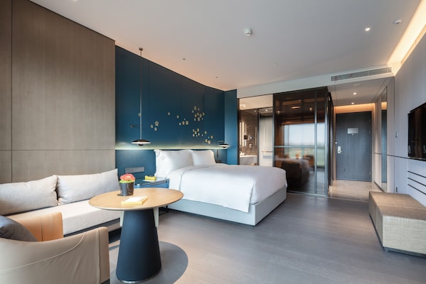 Minibar, caja de seguridad en la habitación y cortinas blackout