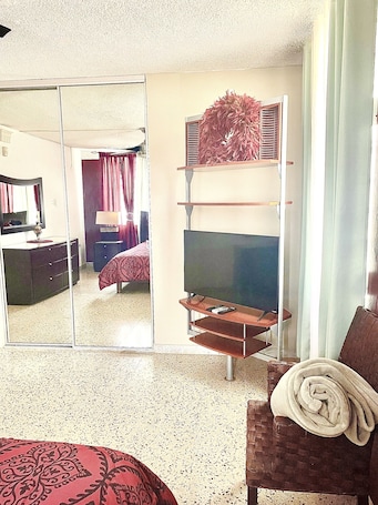 2 bedrooms, desk, iron/ironing board, free WiFi. Charming Home Airport-Beach-Water
Solar Panels