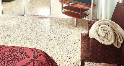 Charming Home Airport-Beach-Water
Solar Panels